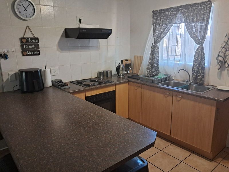 Townhouse For Sale in Weltevreden Park - Photo 4