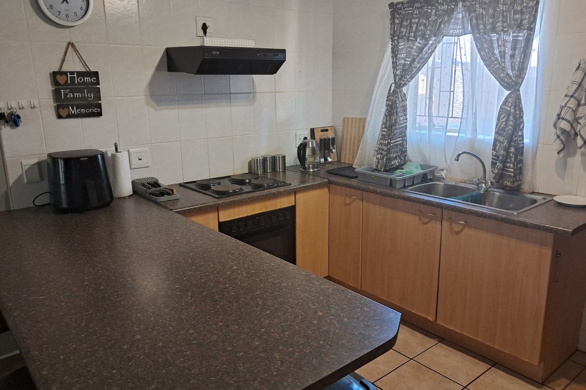 Townhouse For Sale in Weltevreden Park - Photo 4