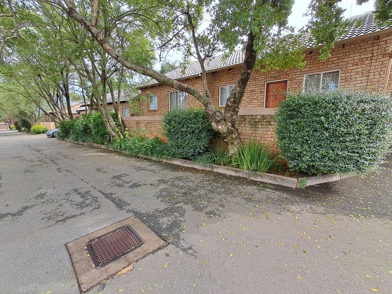 Townhouse For Sale in Weltevreden Park - Photo 2