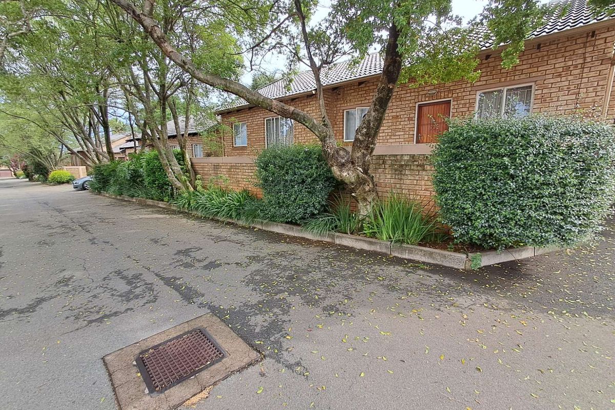 Townhouse For Sale in Weltevreden Park - Photo 2