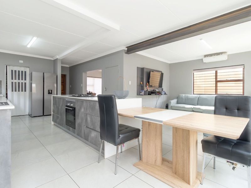 House For Sale in North Riding - Photo 8