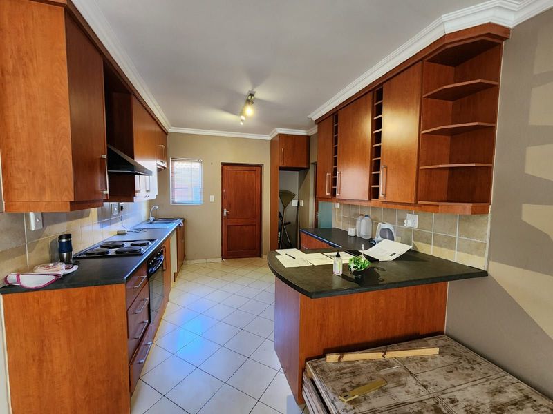 Townhouse For Sale in Hillcrest - Photo 6