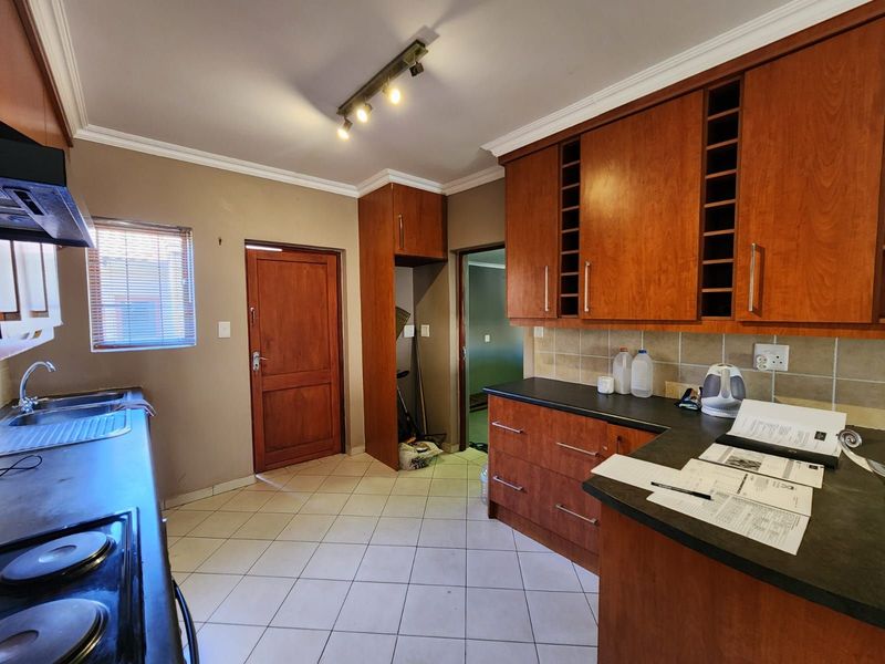 Townhouse For Sale in Hillcrest - Photo 4