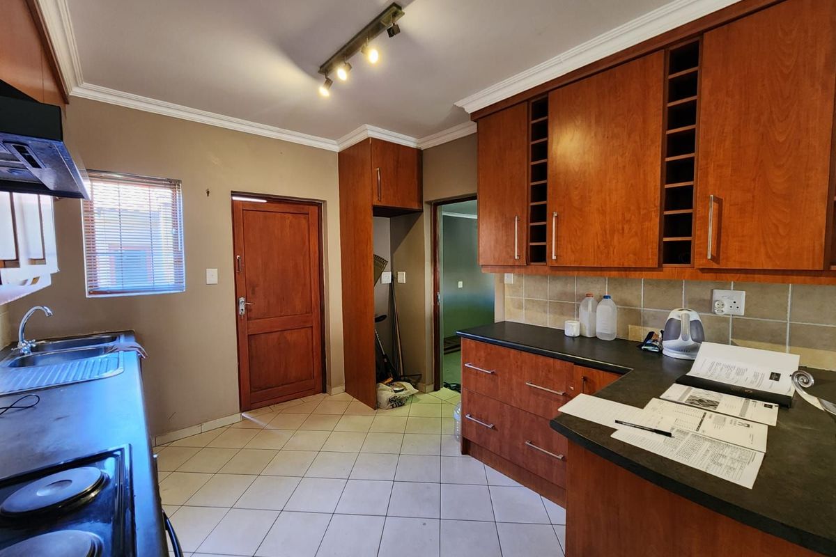 Townhouse For Sale in Hillcrest - Photo 4