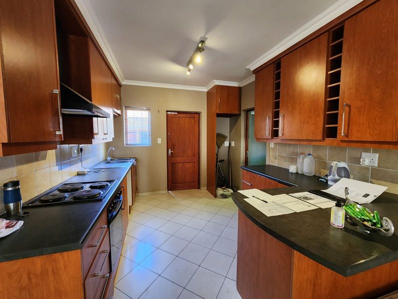 Townhouse For Sale in Hillcrest - Photo 5