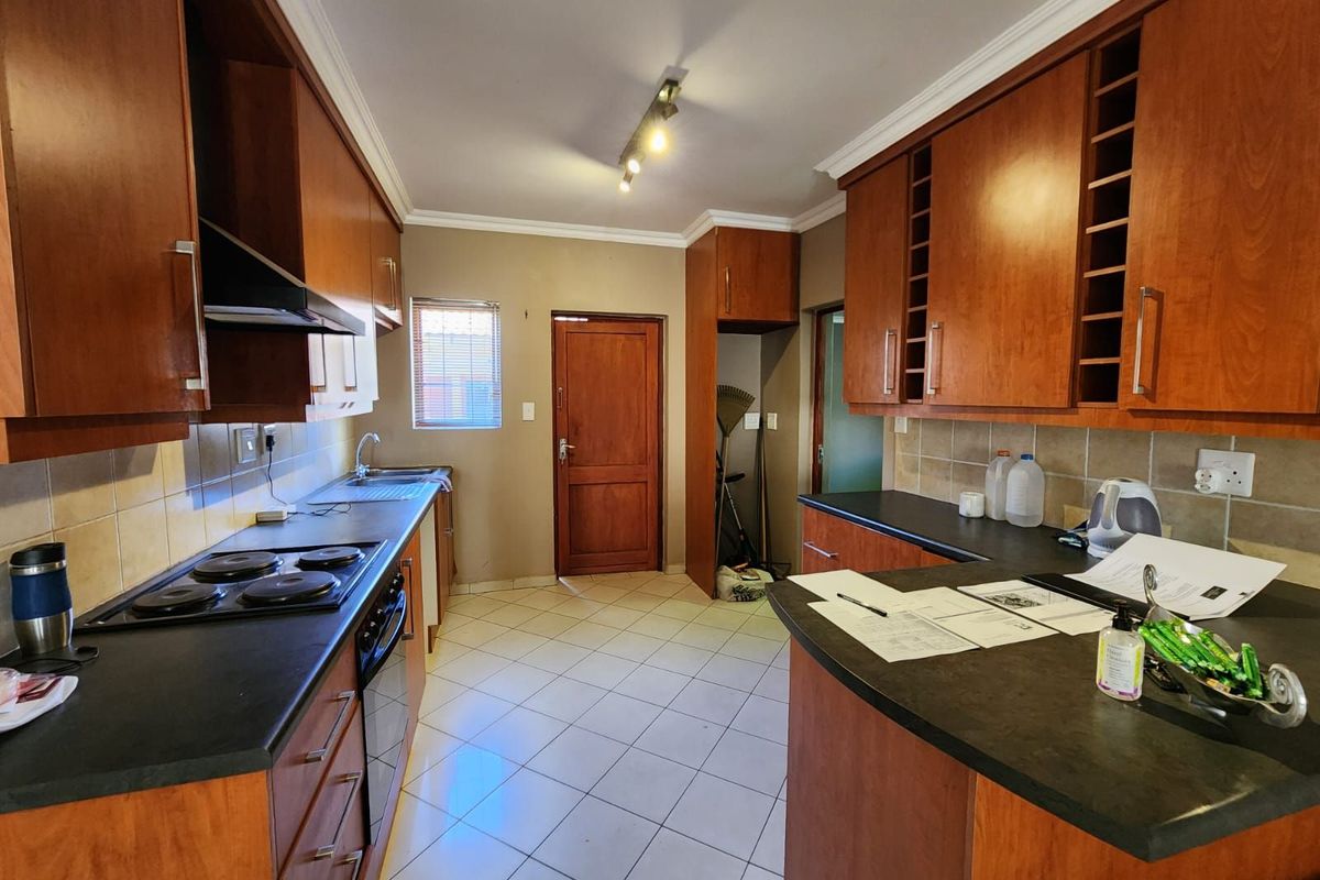 Townhouse For Sale in Hillcrest - Photo 5