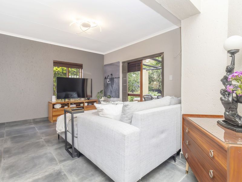 Townhouse For Sale in Douglasdale - Photo 4