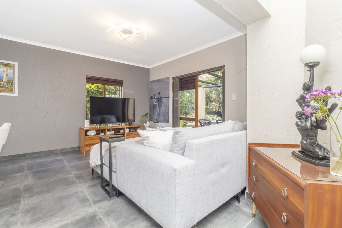 Townhouse For Sale in Douglasdale - Photo 4