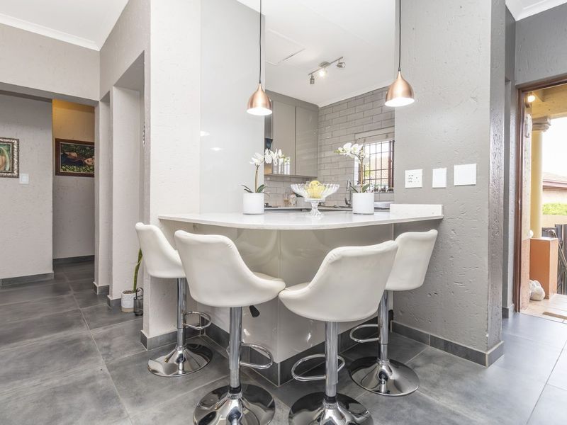 Townhouse For Sale in Douglasdale - Photo 5