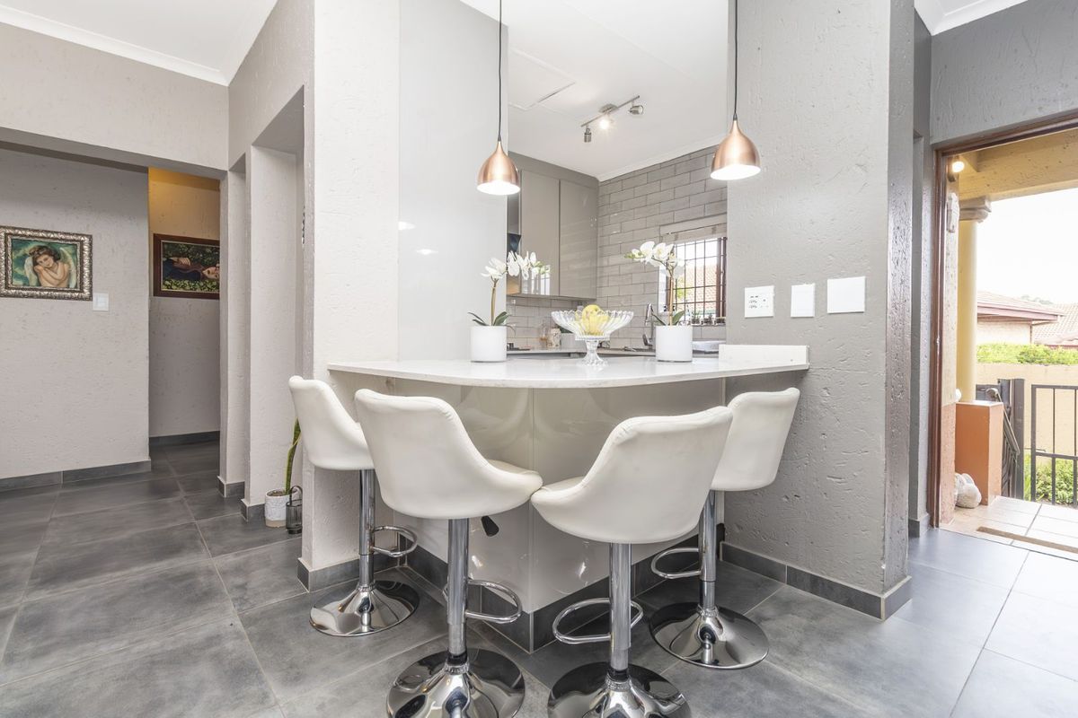 Townhouse For Sale in Douglasdale - Photo 5