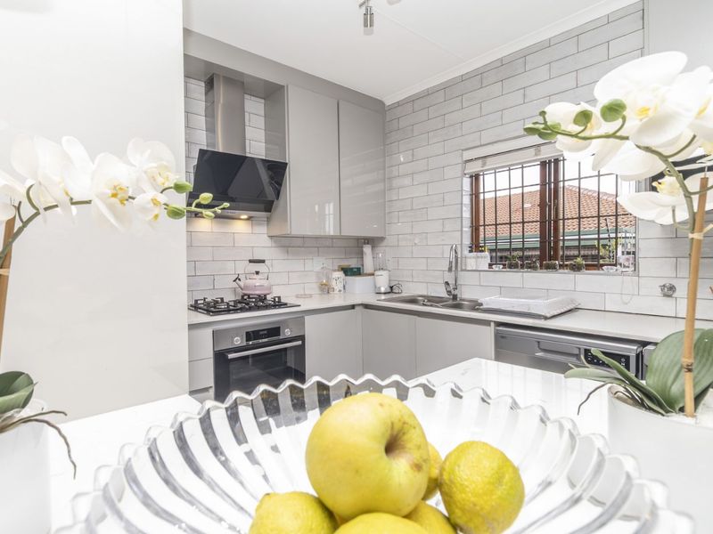 Townhouse For Sale in Douglasdale - Photo 6