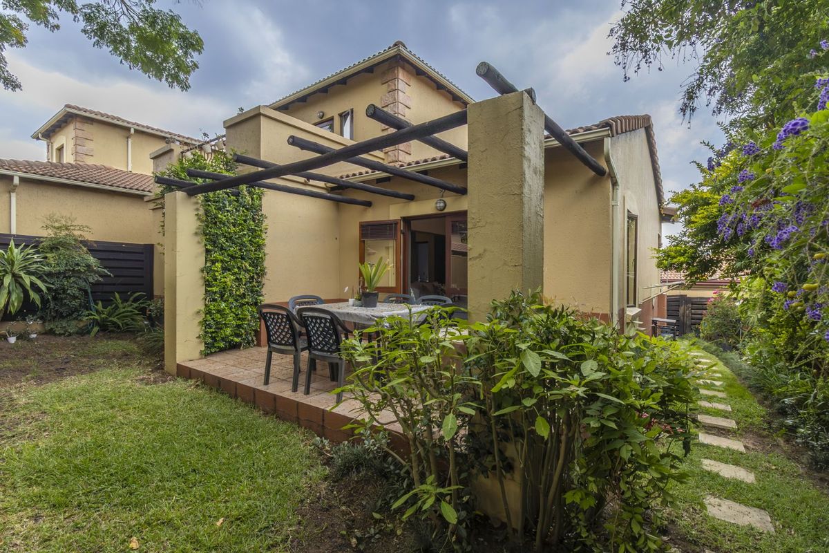 Townhouse For Sale in Douglasdale - Photo 2