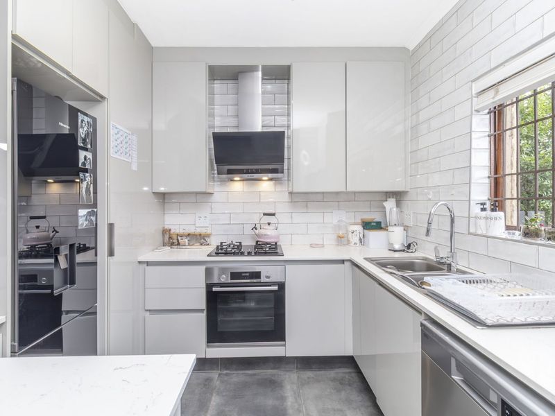 Townhouse For Sale in Douglasdale - Photo 10