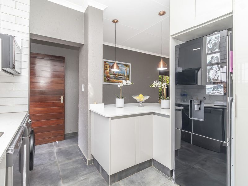 Townhouse For Sale in Douglasdale - Photo 9