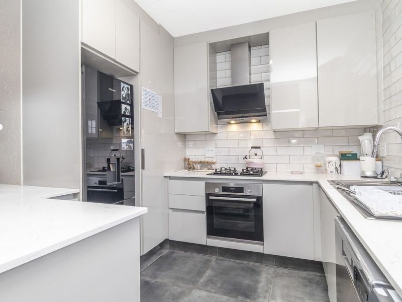 Townhouse For Sale in Douglasdale - Photo 8