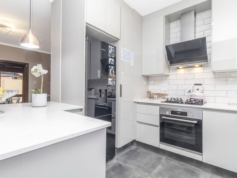 Townhouse For Sale in Douglasdale - Photo 7