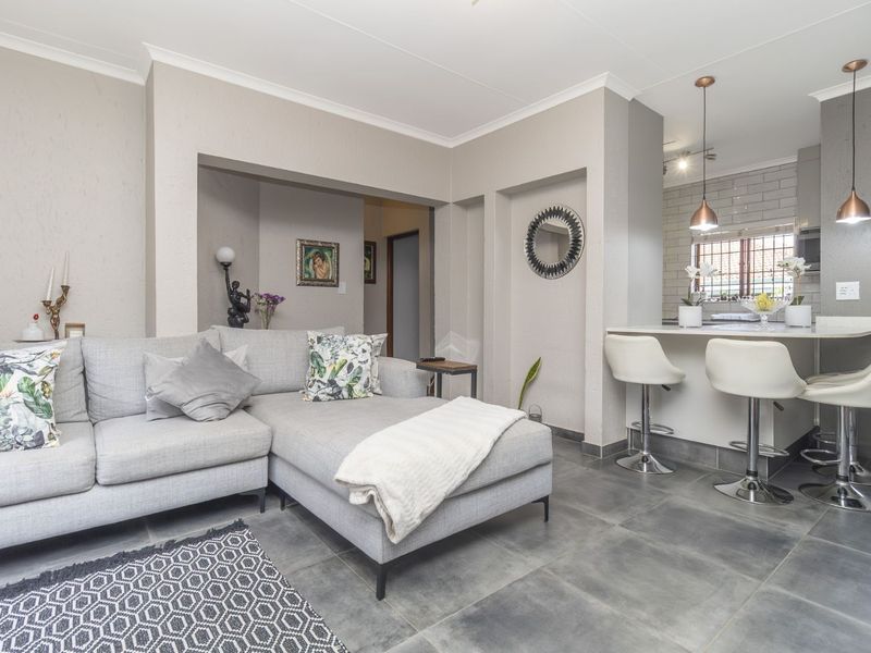 Townhouse For Sale in Douglasdale - Photo 3