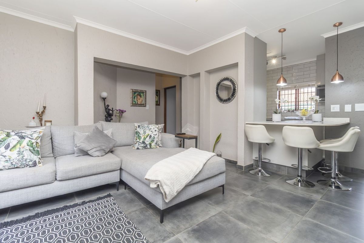 Townhouse For Sale in Douglasdale - Photo 3