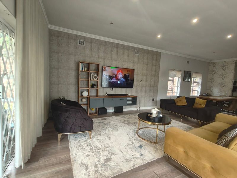 House To Rent in Fontainebleau - Photo 3