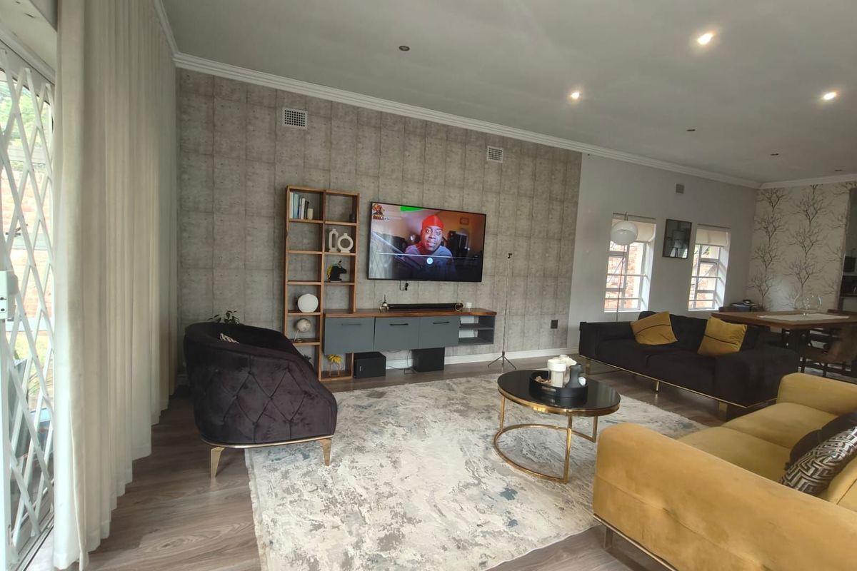 House To Rent in Fontainebleau - Photo 3