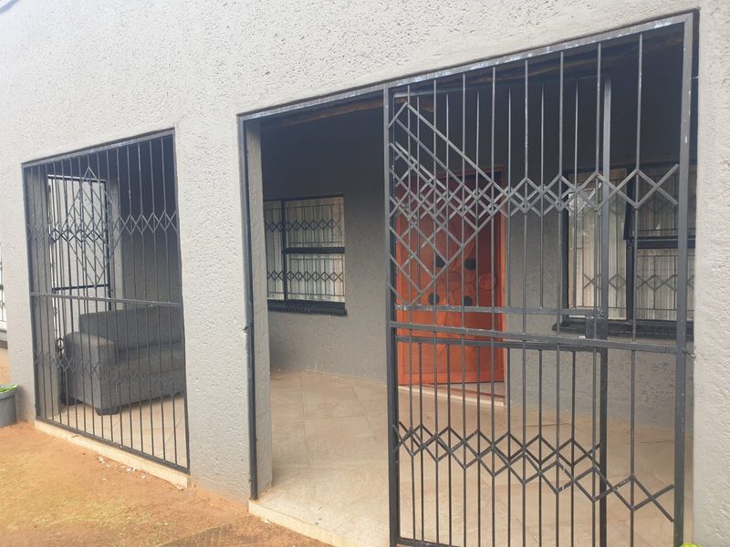 House For Sale in Hammanskraal Central - Photo 2