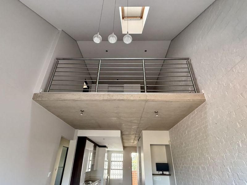 Apartment For Sale in Menlo Park - Photo 2