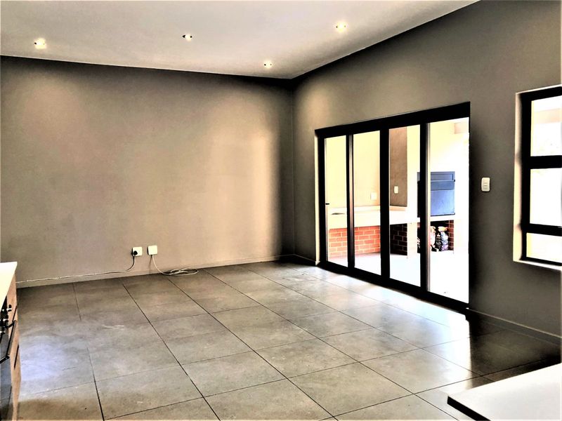 Townhouse To Rent in The Hills Game Reserve Estate - Photo 9