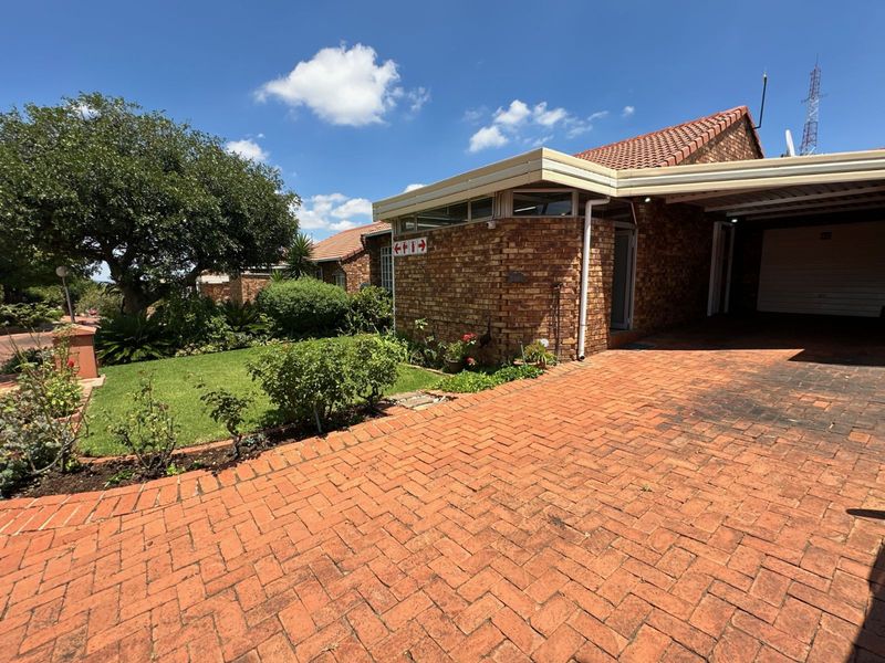 Townhouse For Sale in Die Hoewes - Photo 6