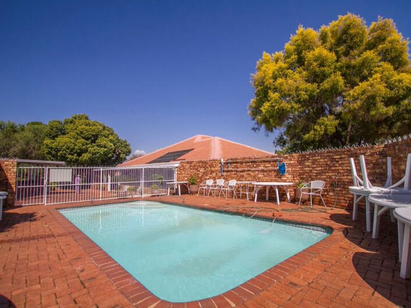 Townhouse For Sale in Die Hoewes - Photo 3