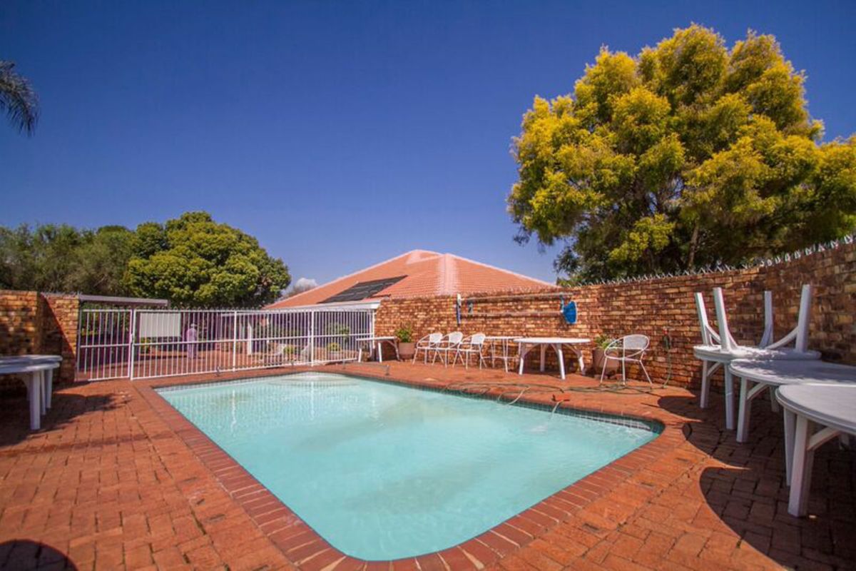 Townhouse For Sale in Die Hoewes - Photo 3