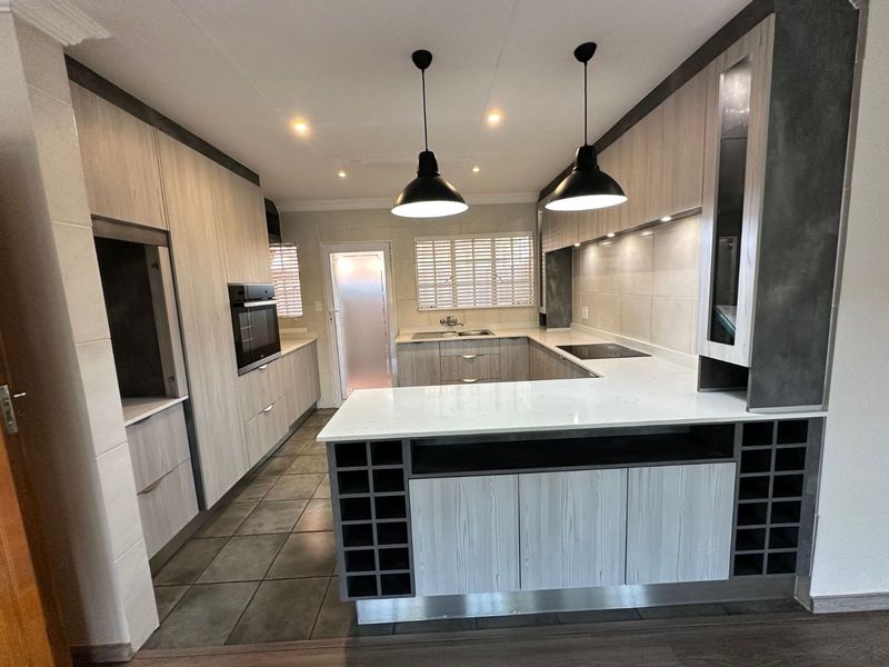 Townhouse For Sale in Die Hoewes - Photo 10