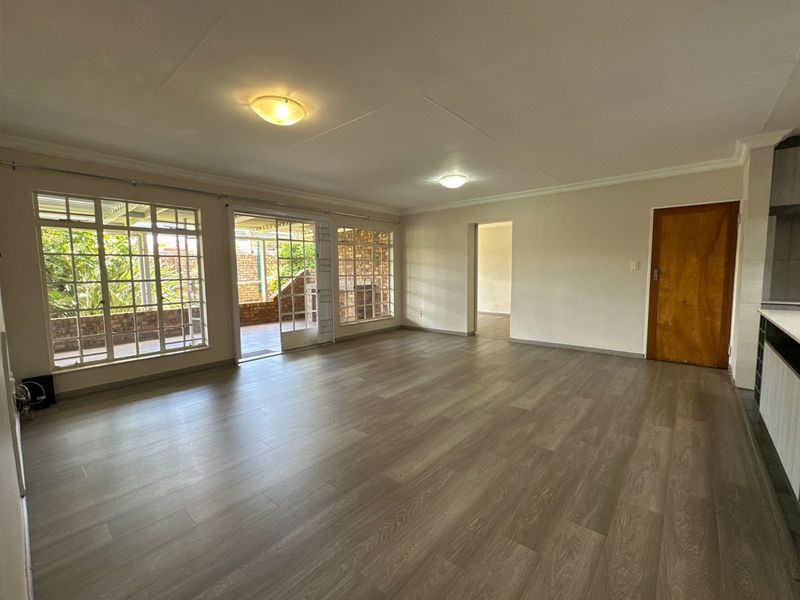 Townhouse For Sale in Die Hoewes - Photo 7