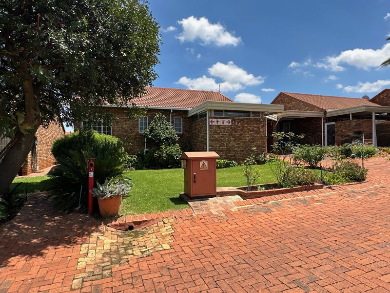 Townhouse For Sale in Die Hoewes - Photo 4