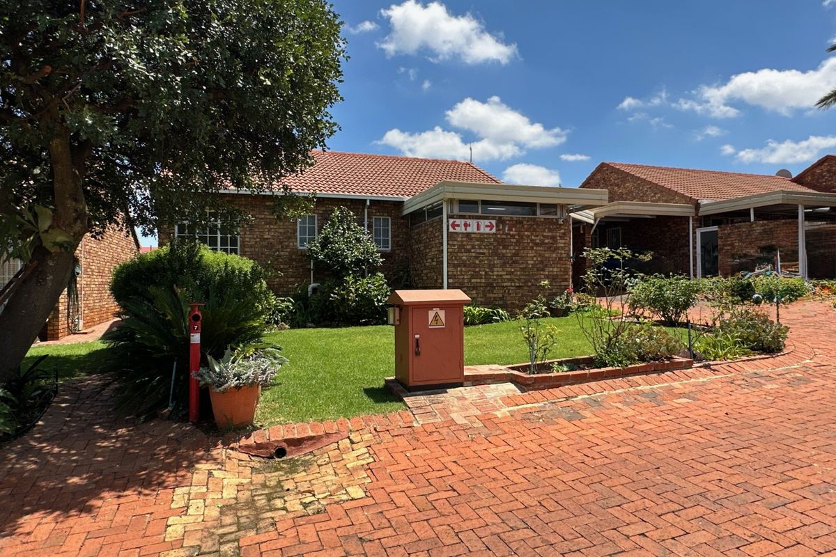 Townhouse For Sale in Die Hoewes - Photo 4