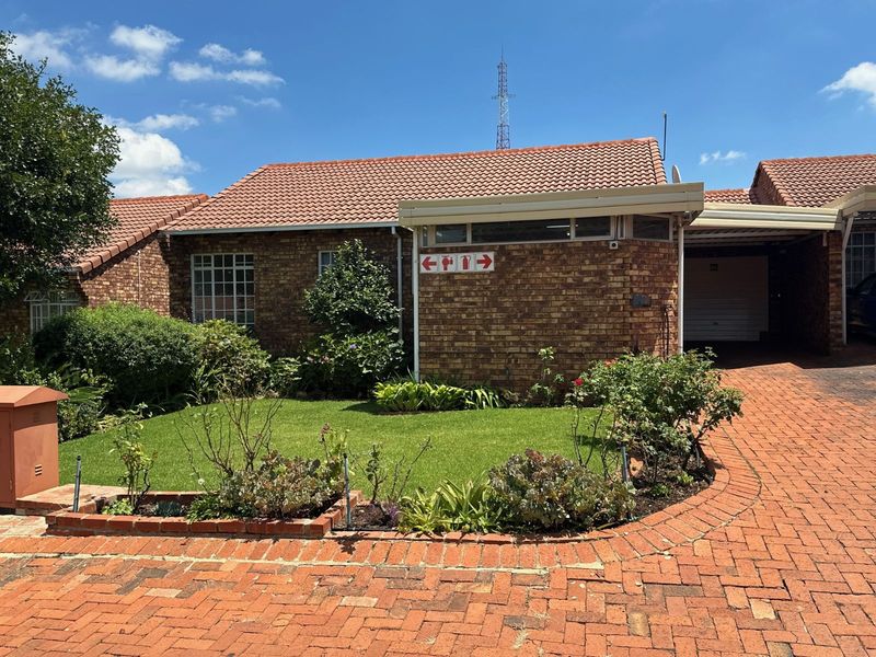 Townhouse For Sale in Die Hoewes - Photo 5