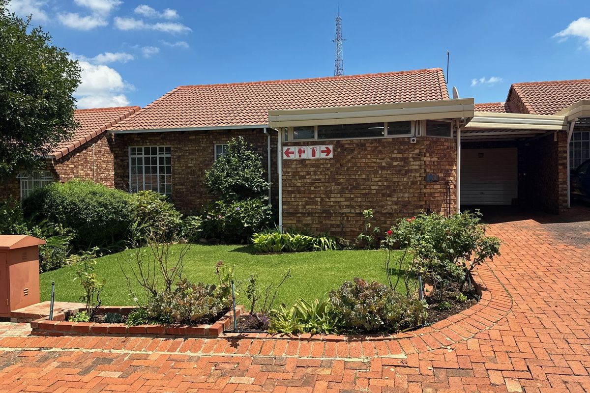 Townhouse For Sale in Die Hoewes - Photo 5