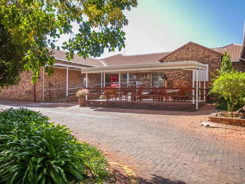 Townhouse For Sale in Die Hoewes - Photo 2