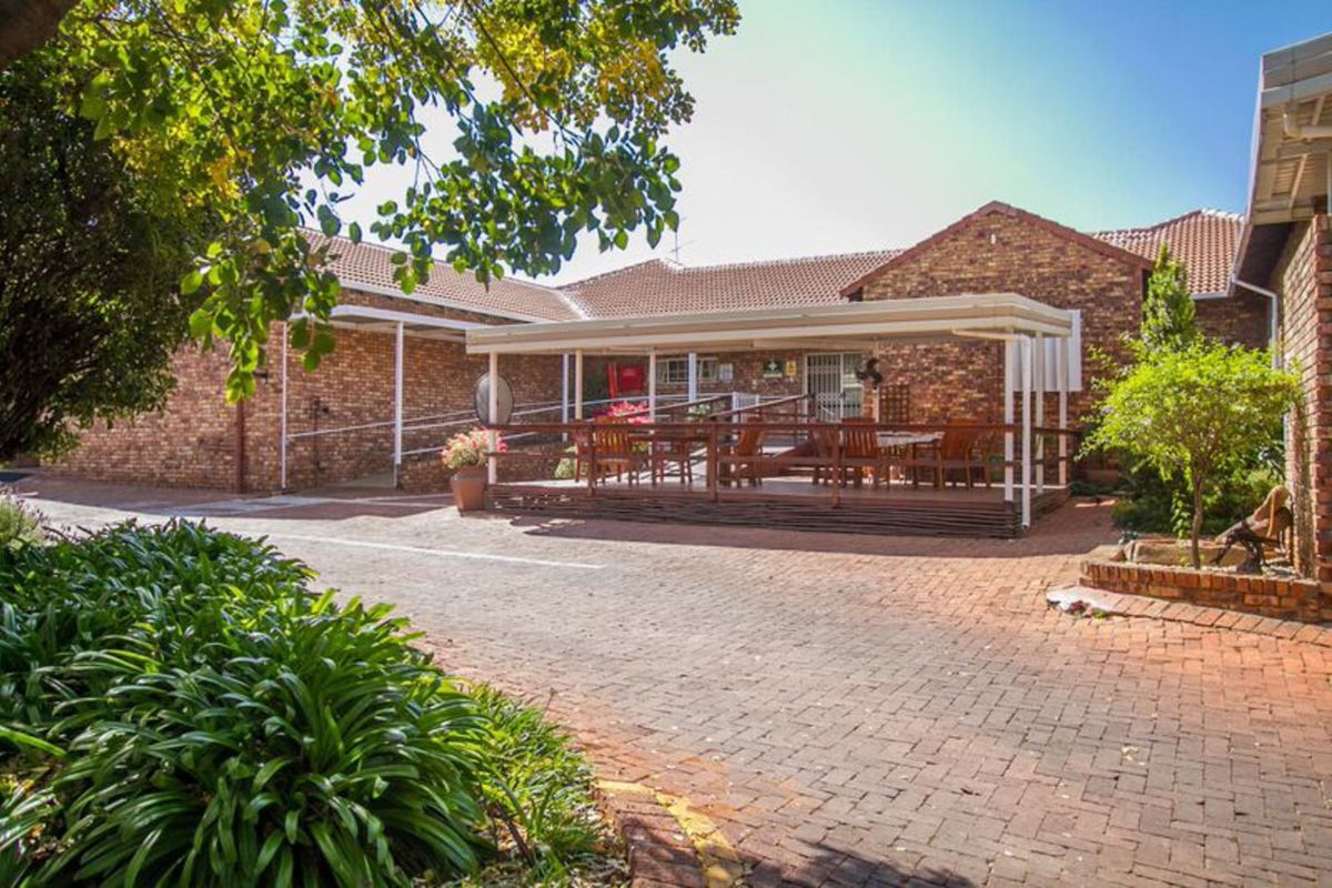 Townhouse For Sale in Die Hoewes - Photo 2