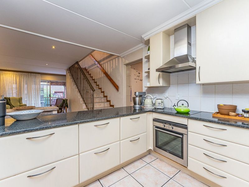 Townhouse For Sale in Helderkruin - Photo 7