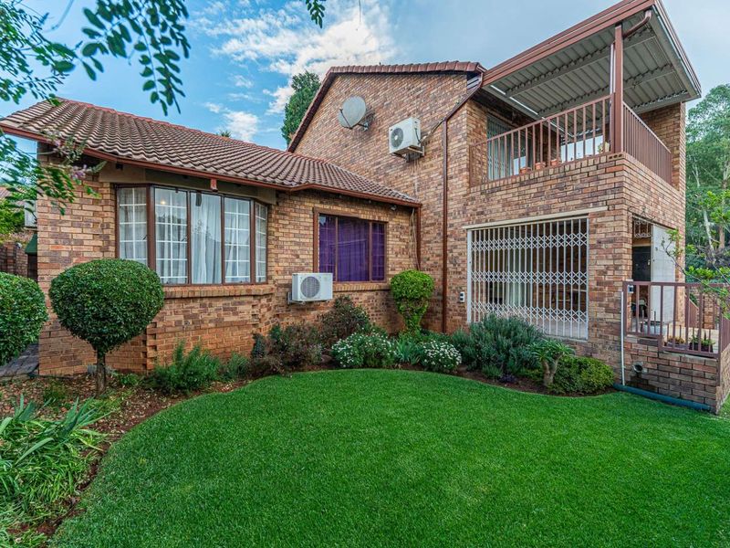 Townhouse For Sale in Helderkruin - Photo 2