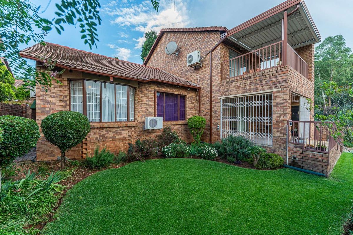 Townhouse For Sale in Helderkruin - Photo 2