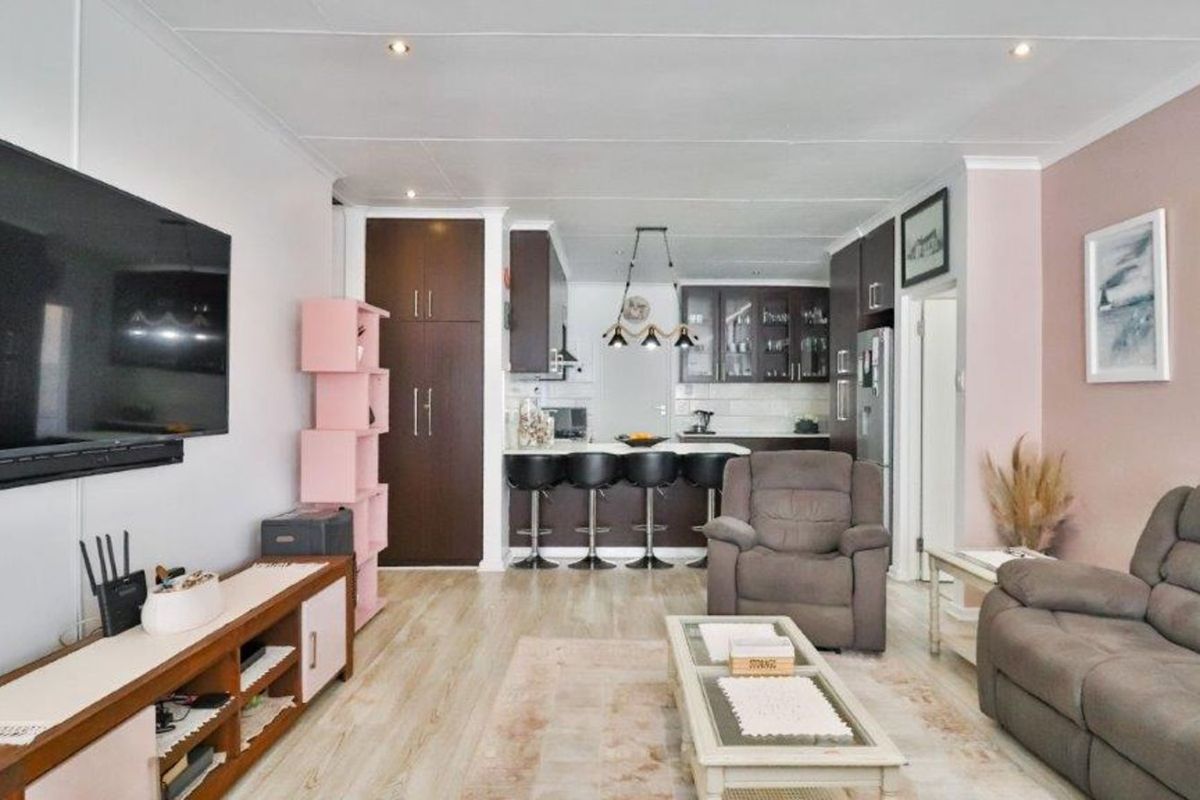 House For Sale in Bayview - Photo 3