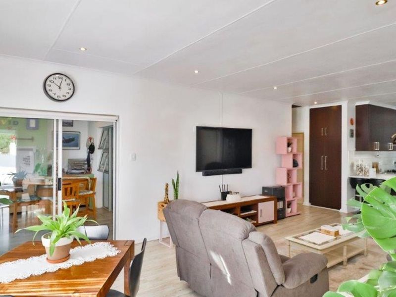 House For Sale in Bayview - Photo 8