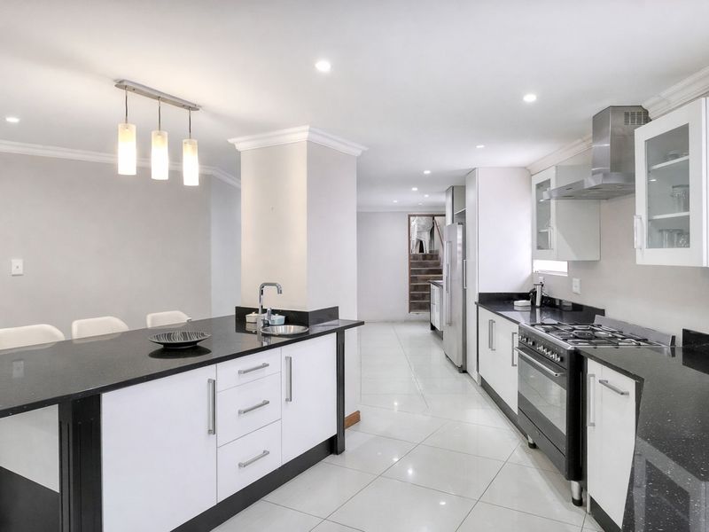 House For Sale in Florida Hills - Photo 2