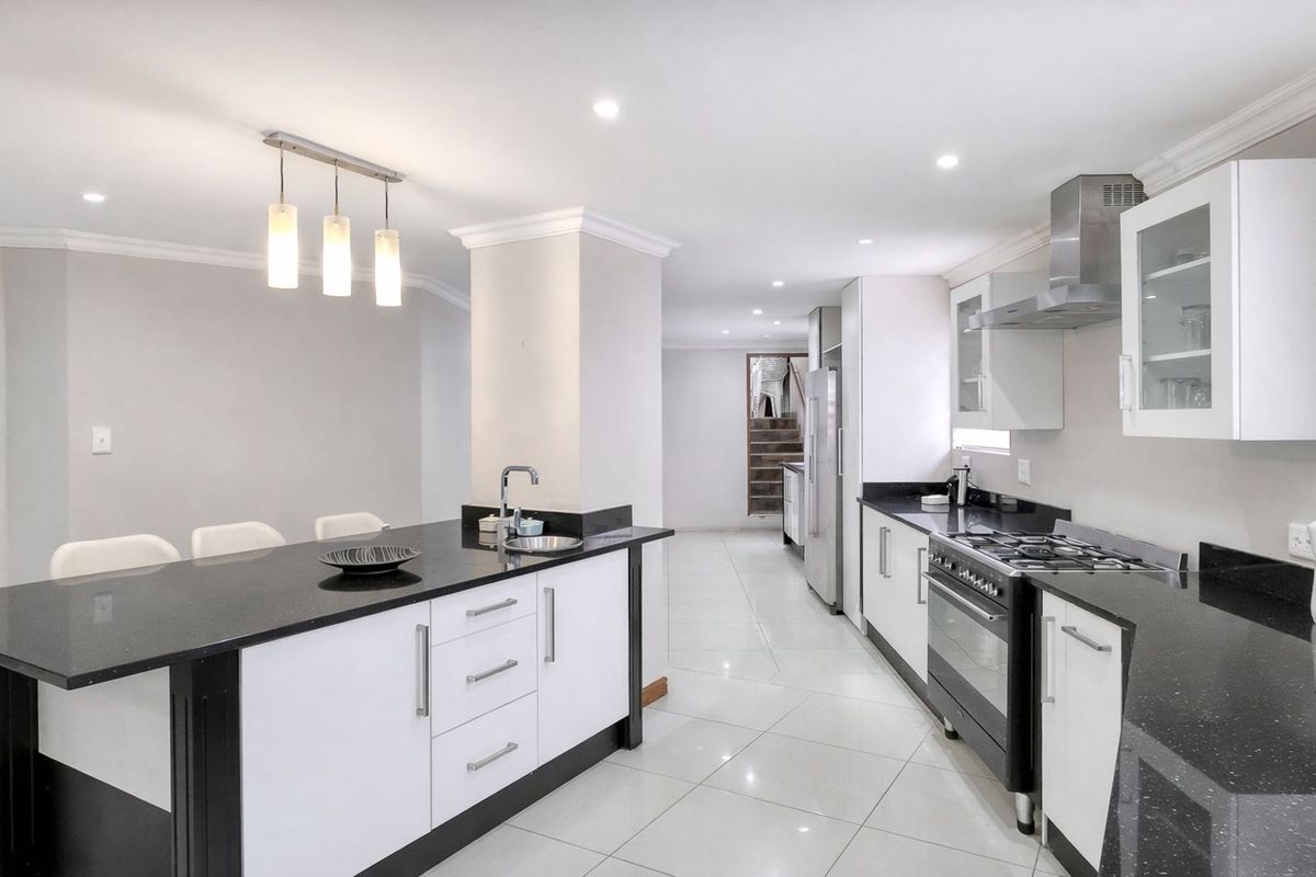 House For Sale in Florida Hills - Photo 2