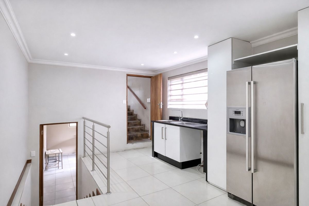 House For Sale in Florida Hills - Photo 4