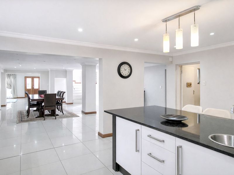 House For Sale in Florida Hills - Photo 3