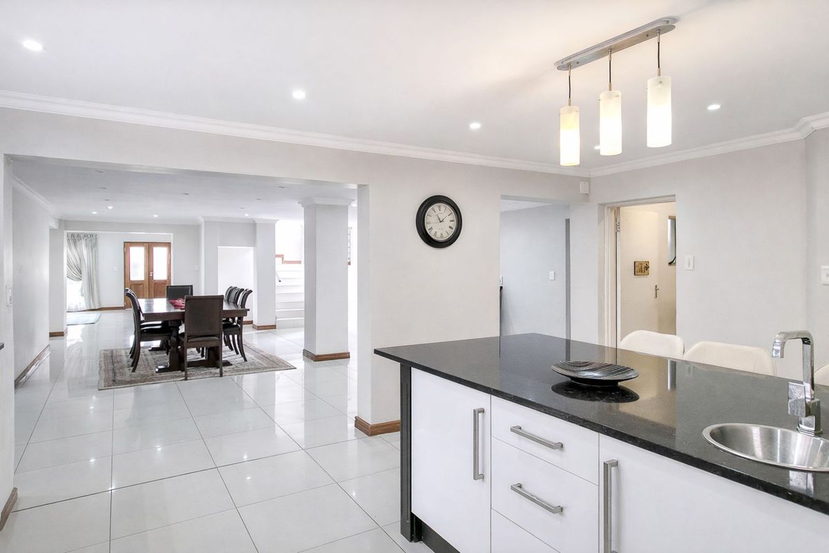 House For Sale in Florida Hills - Photo 3