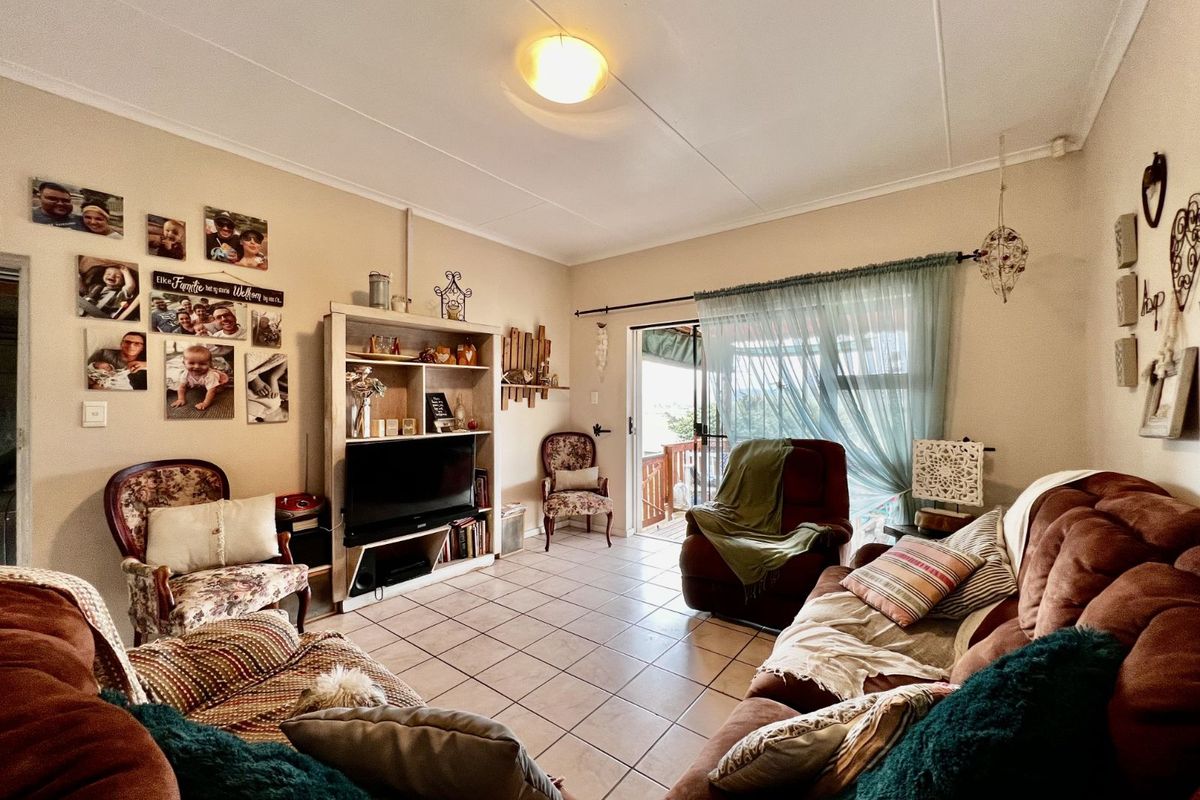 House For Sale in Fraaiuitsig - Photo 3