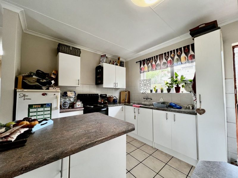 House For Sale in Fraaiuitsig - Photo 6